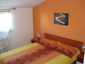 1 dormitorio con cama y ventana en Apartment JAL, en Rovinj
