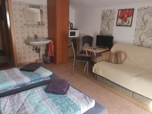 HüttauにあるPension Nachtvioleのベッド2台とシンクが備わる小さな客室です。