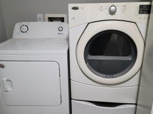 a washing machine and a dryer in a room at Fresh CrashPads in Houston