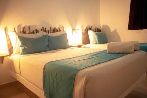 a hotel room with two beds in a room at Hotelito El Cuyo in El Cuyo