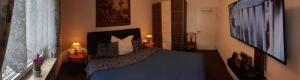una camera da letto con un letto blu e cuscini sopra di Zu Hause am Bach ad Aggsbach
