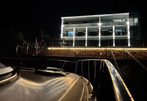 杜博瓦乡Elbram House的一座建筑,在晚上有灯