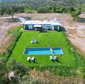 - une vue aérienne sur une maison avec une piscine dans l'établissement MONTE DA FIFAS Alentejo, Montargil, à Montargil