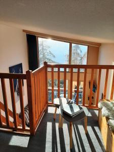 Pokój z balkonem ze stołem i oknem w obiekcie RESIDENCE LE RUITOR Duplex dernier étage vue panoramique piscine chauffée en été classé 4 Cristaux Paradiski w mieście Arc 1800 +37 zdjęć