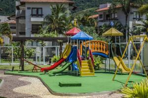 un parque infantil con toboganes coloridos en Mont blanc Porto marina en Mangaratiba