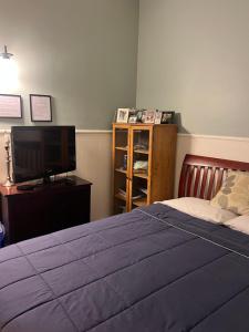 a bedroom with a bed and a television at COMFY COZY ROOM ON QUIET CUL-DE-SAC in Los Angeles