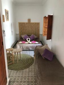 sypialnia z łóżkiem, stołem i kanapą w obiekcie Riad Bab Lakhmiss w Marakeszu