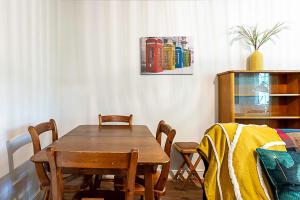 jadalnia z drewnianym stołem i krzesłami w obiekcie Highgate Haven A Beautiful Apartment w Londynie