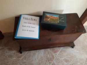 una mesa de madera con un libro encima en Villa Elma, en Cigliè