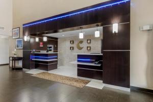 un vestíbulo de un hotel con iluminación azul en Comfort Suites Waco North - Near University Area, en Waco