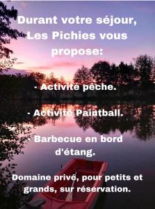 Ein Zitat über ein Boot auf einem See mit Sonnenuntergang. in der Unterkunft Les Pichies, Villa Antonio, piscine & spa in Digoin