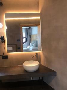 y baño con lavabo y espejo. en Pra Ciarea Apartments, en Ortisei