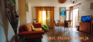 uma sala de estar com um sofá e uma sala de jantar em Guest House Yemanja em Narbona