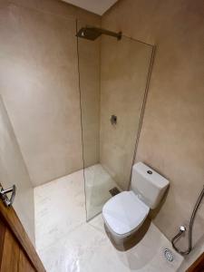 a bathroom with a toilet and a shower at Pousada Vila de Pedra in Jericoacoara
