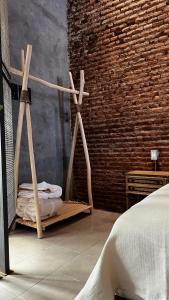 um quarto com 2 baloiços de madeira e uma cama em CASA PATO em Oaxaca de Juárez