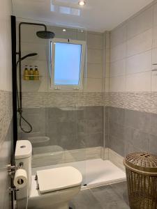 托雷維耶哈的住宿－Schöne Wohnung in Zentrum von Torrevieja，浴室设有卫生间和屏风淋浴。