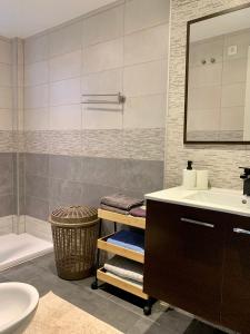 y baño con lavabo, aseo y ducha. en Schöne Wohnung in Zentrum von Torrevieja, en Torrevieja