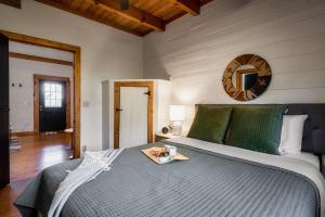 - une chambre avec un lit et un plateau de nourriture dans l'établissement Mulberry Ridge, à Sevierville