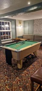 une table de billard dans une pièce avec dans l'établissement Station Inn B&B, à Kendal