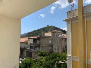 een uitzicht vanaf het balkon van een gebouw bij Al numero 5 in Francavilla di Sicilia