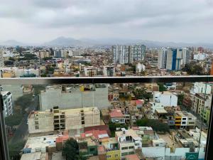 una ventana con vistas a la ciudad y a los edificios en Barranco, Lima, en Lima