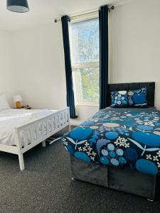 Säng eller sängar i ett rum på Chatham hilltop view