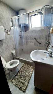 y baño con aseo y lavamanos. en Apartman Andrić, en Višegrad