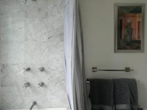 ein Bad mit einer Dusche, einem Waschbecken und einem WC in der Unterkunft Totonaca - Seguridad, 10min de Centros Comerciales & Zona Esmeralda - Empresas bienvenidas in Mexiko-Stadt