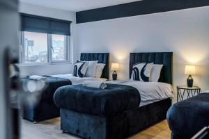 En eller flere senger på et rom på Vibrant & Spacious apartment in City Centre Sleeps 7