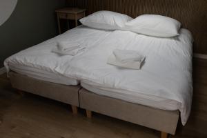Porosiuki的住宿－Domy Wypoczynkowe Diana，一张带白色床单和枕头的床