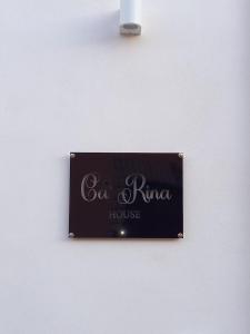 uma placa na parede que lê bar rum house em CA'RINA HOUSE em Aradeo