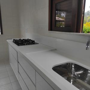 - une cuisine blanche avec un évier et un miroir dans l'établissement Lagoa dourada - Ilha de Itaparica - Salvador da Bahia - Club Med, à Vera Cruz de Itaparica