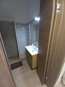 uma casa de banho com um lavatório e um espelho em CA'RINA HOUSE em Aradeo
