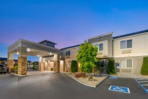 un parcheggio di fronte a un edificio di Comfort Inn Arcata ad Arcata