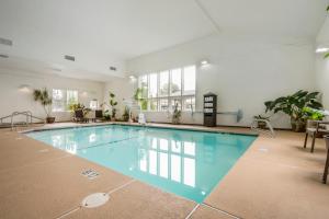 - une grande piscine d'eau bleue dans une grande pièce dans l'établissement Comfort Inn Arcata, à Arcata