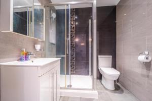 a bathroom with a shower and a toilet and a sink at Modern 4 Bed Hayes Home (Free Parking) in Hayes