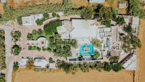 Cette chambre offre une vue sur une maison dotée d'une piscine. dans l'établissement Kallos Villas & Suites, à Naxos Chora