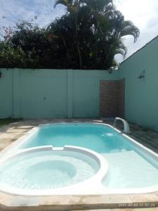 a large jacuzzi tub in a yard at CASA GRIEBELER 02 in Cabo Frio