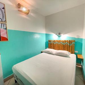グラナダにあるOasis Hostelの青い壁のベッドルーム1室