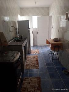 eine Küche mit einem Waschbecken und einem Tisch darin in der Unterkunft CASA GRIEBELER 02 in Cabo Frio
