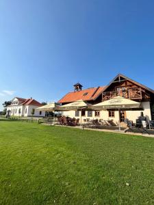 Budova, v ktorej sa penzión/hostinec nachádza + 37 fotografií
