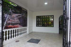 Zimmer mit einer Wand mit einem Fenster und einer Wand in der Unterkunft Hostal Castañeda in San José del Guaviare