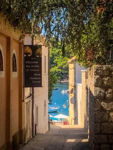 un panneau sur un bâtiment avec vue sur une rivière dans l'établissement Apartments Kralj Ana, à Cavtat