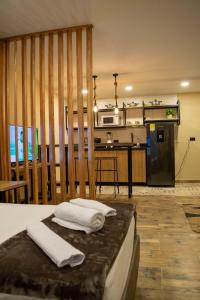 - une cuisine avec 2 serviettes sur un lit dans une chambre dans l'établissement Apartamento nuevo en Cali, à Cali