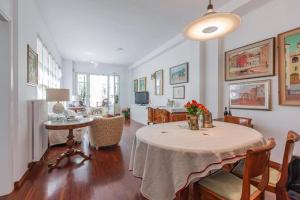 comedor con mesa y sala de estar en Noisette Casa con giardino en Milán