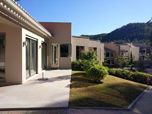 une maison avec un trottoir devant une cour dans l'établissement Quinta da Martinela Ferreira Do Zêzere, à Ferreira do Zêzere