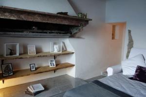 布里薩戈的住宿－Favola sul lago，客厅设有一张床和一个壁炉