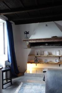 布里薩戈的住宿－Favola sul lago，配有床、桌子和椅子的房间