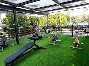 un gimnasio con cintas de correr y equipos de ejercicio en el suelo en Indigo roof garden Apt. 1BR 1BA, en Tel Aviv