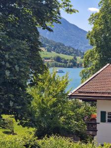 Casa con vistas al lago y a las montañas en Ferienwohnung Auszeit am See, en Schliersee